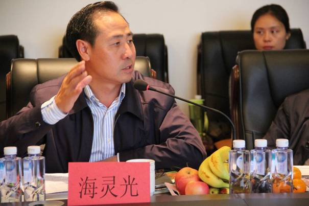 海南省內蒙古商會會長、內蒙古農(nóng)牧業(yè)產(chǎn)業(yè)化龍頭企業(yè)協(xié)會海南辦事處主任海靈光介紹對接情況.JPG